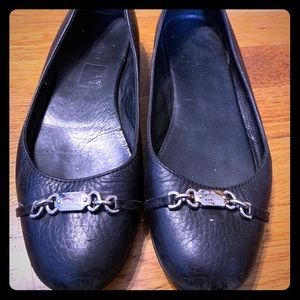 Gucci black leather flats with chain